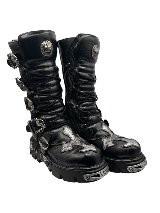 Knee-high leather cross boots in dark black with metal buckles and lace-up front