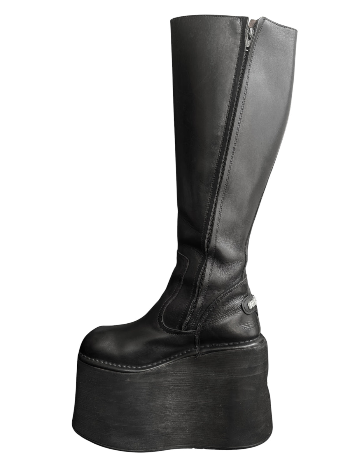 Knee-high platform boots with side zipper and rounded toe, thick platform sole