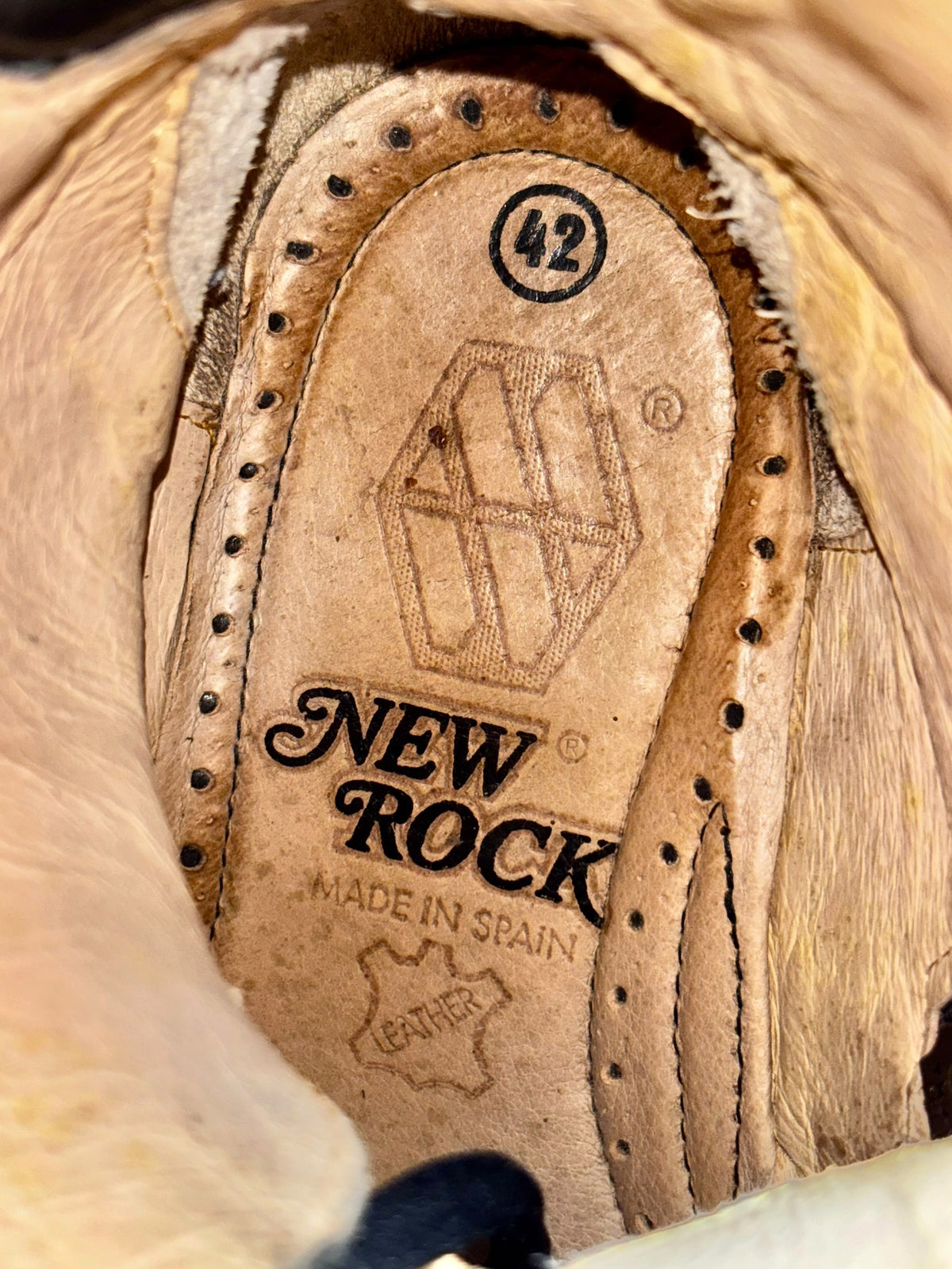 Boot insole with NEW ROCK logo and size marking, suede-like tan lining