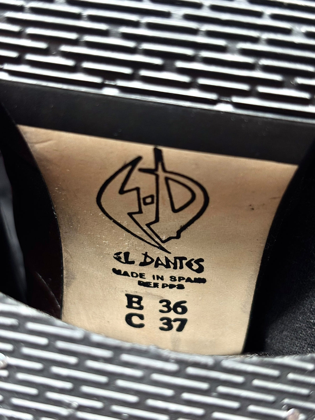 Inside size label on shoe with El Dantes logo; sizes B36 and C37