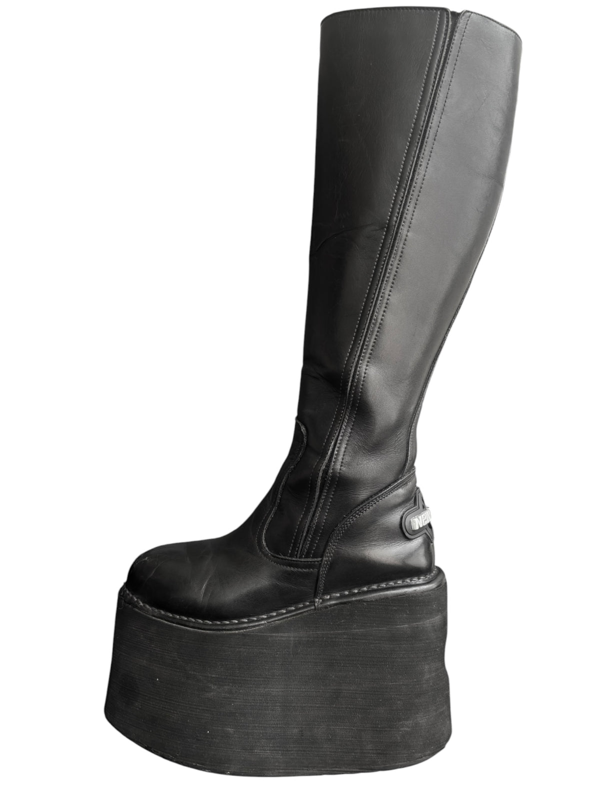 Knee-high platform boots with side zipper and thick cushioned platform sole