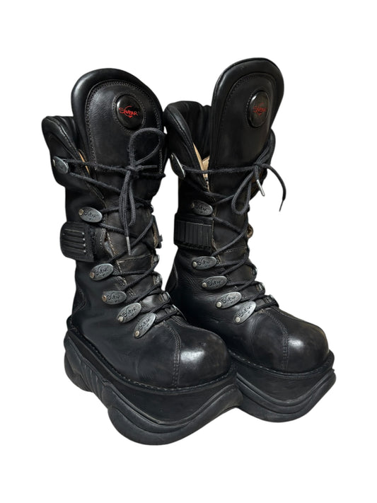 Black lace-up platform boots with chunky sole and metal eyelets, side view pair