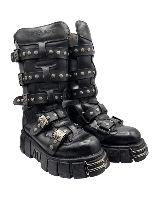 Knee-high platform boots with black leather look, studded straps and buckle hardware